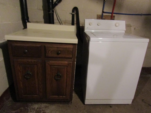 laundry area featuring washer / clothes dryer