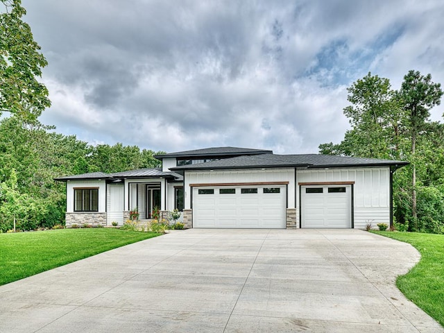 view of front facade featuring a front yard and a garage