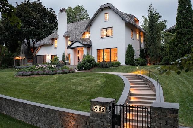 view of front facade with a front lawn