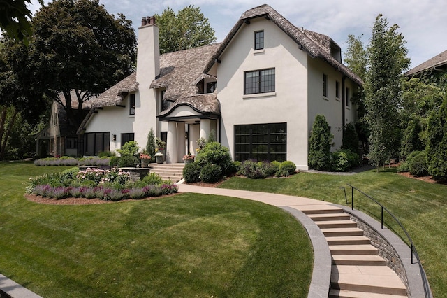 view of front facade with a front lawn