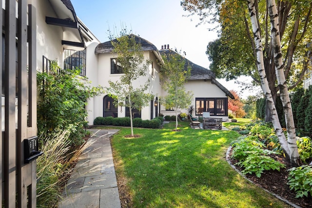 view of yard with an outdoor living space