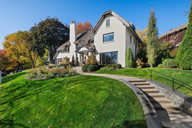 view of front of property featuring a front yard