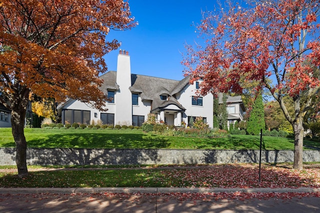 view of front of home with a front lawn