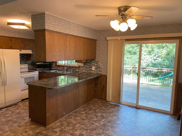 kitchen with white appliances, sink, a textured ceiling, kitchen peninsula, and ceiling fan