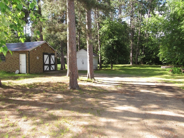 view of yard featuring an outbuilding