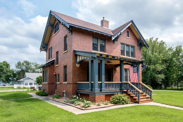 view of front of property featuring a front yard and a porch