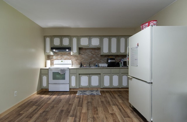 kitchen featuring sink, white appliances, dark wood-type flooring, gray cabinetry, and tasteful backsplash