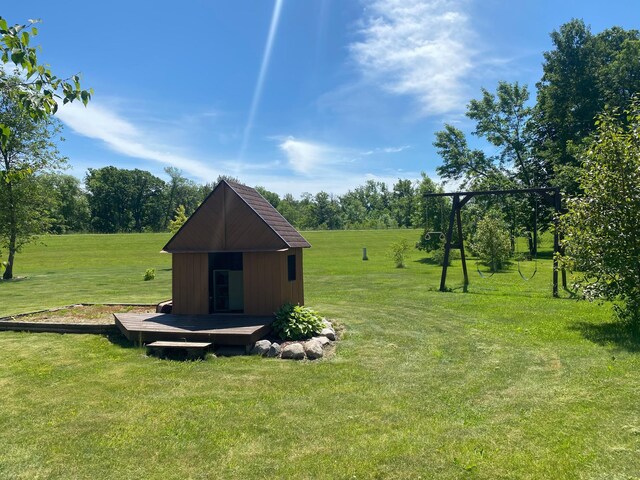 view of yard featuring a storage shed