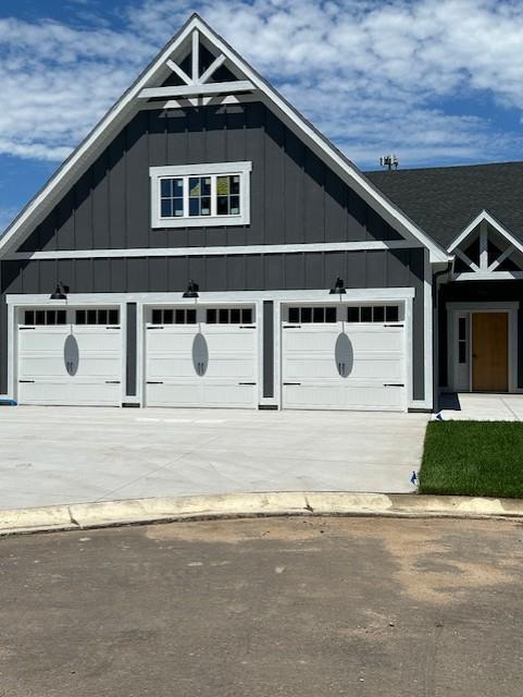 view of front facade with a garage