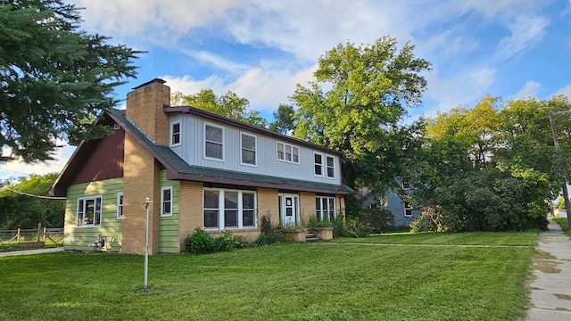 view of front of home featuring a front lawn