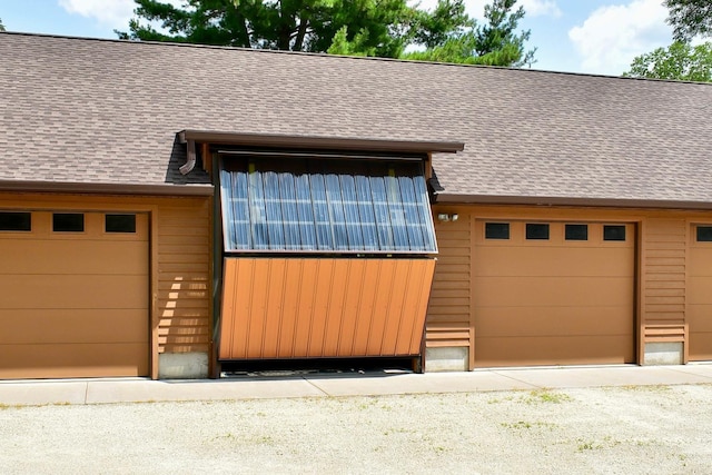 view of front facade featuring a shingled roof