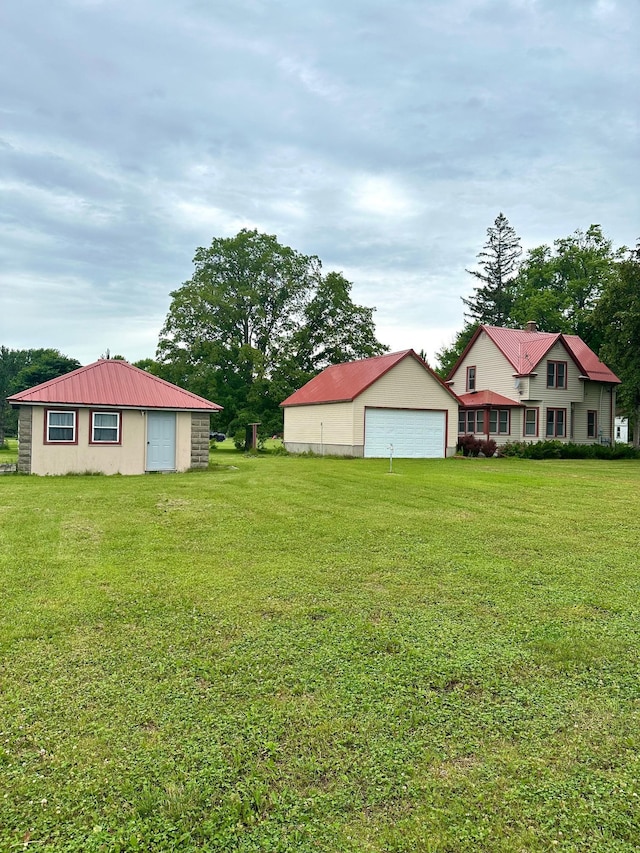 view of yard featuring a garage and an outdoor structure