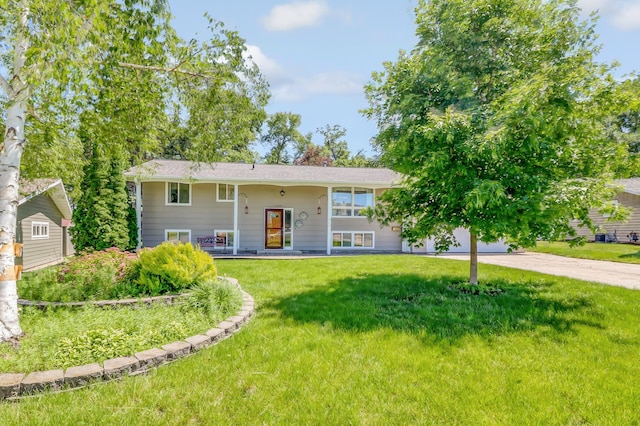 split foyer home featuring a front yard