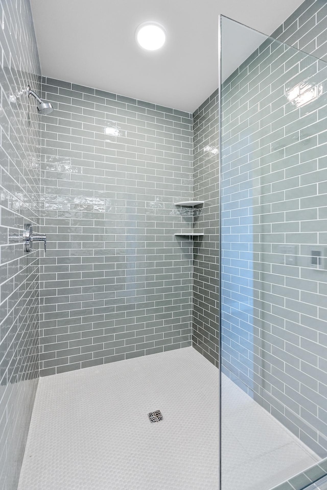 bathroom featuring tiled shower