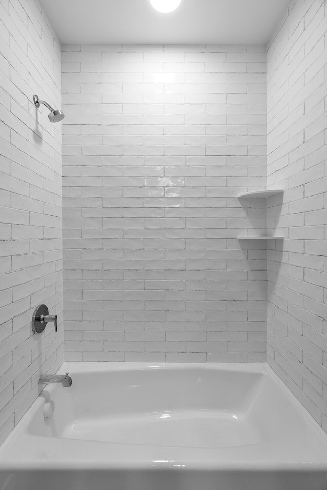 bathroom with tiled shower / bath combo