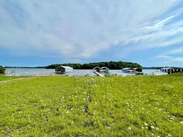 view of yard featuring a water view