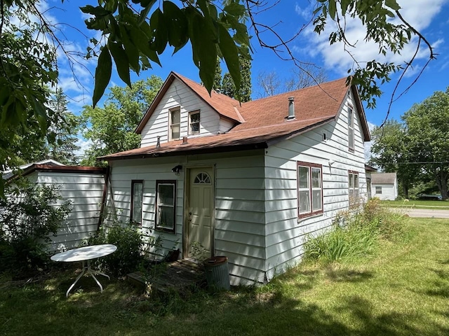 back of house featuring a lawn