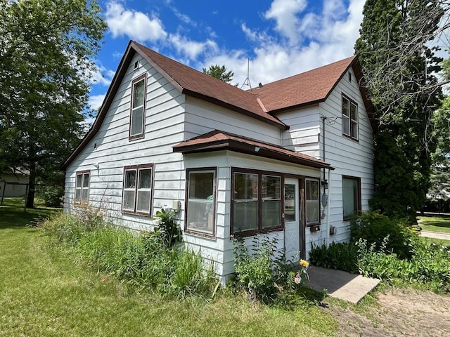 view of side of property featuring a lawn