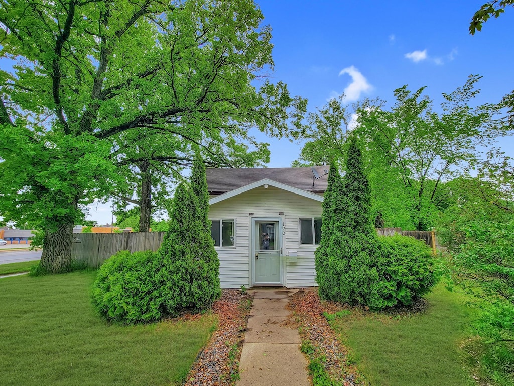 view of front facade with a front yard