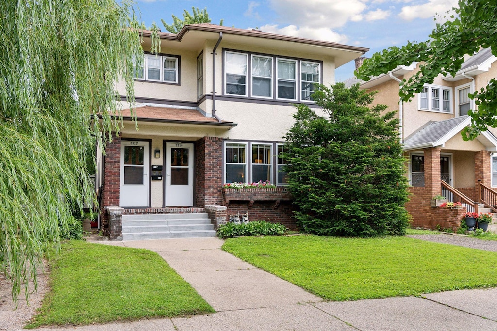 view of front facade with a front yard