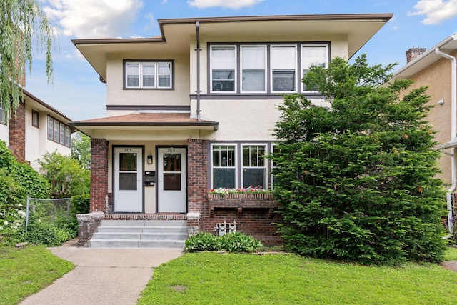 view of front of property featuring a front lawn