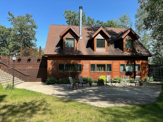 view of front of property featuring a patio area and a front yard