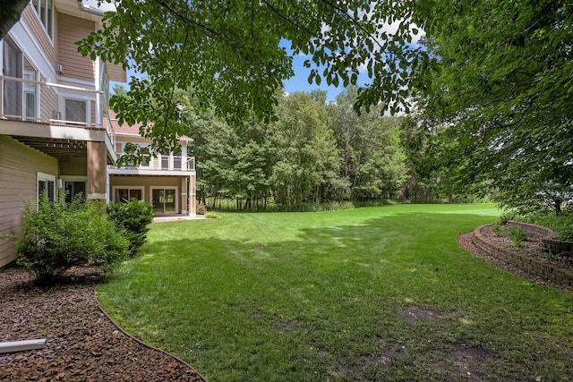 view of yard featuring a balcony