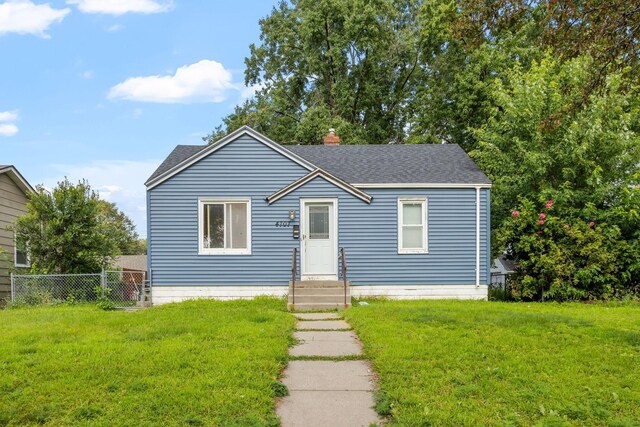 view of front facade with a front lawn