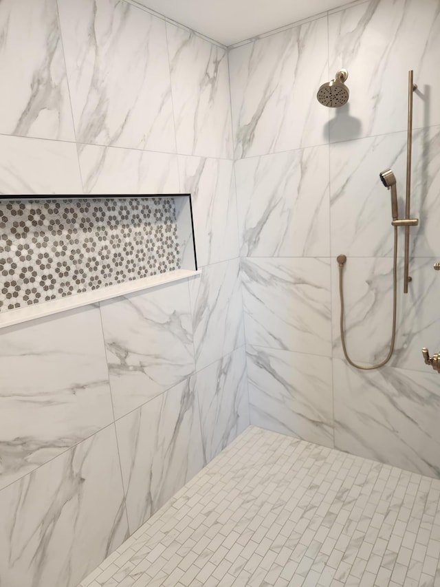 bathroom featuring tiled shower