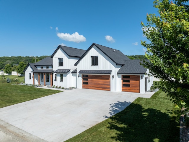 modern inspired farmhouse featuring a front yard