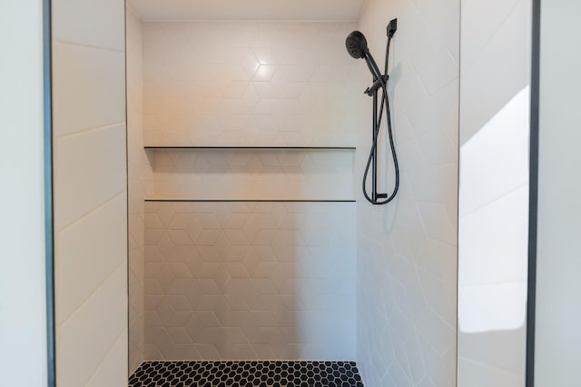 bathroom featuring tiled shower