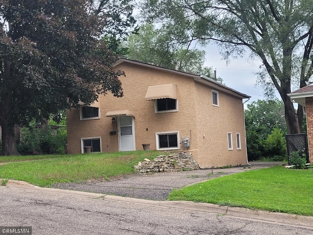 view of front of house with a front lawn