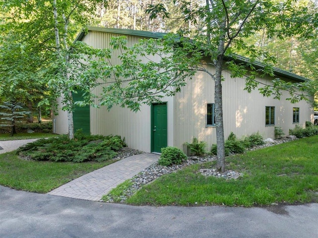 view of front facade featuring a front yard