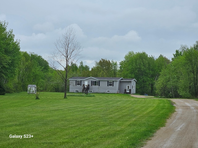 manufactured / mobile home with a front yard