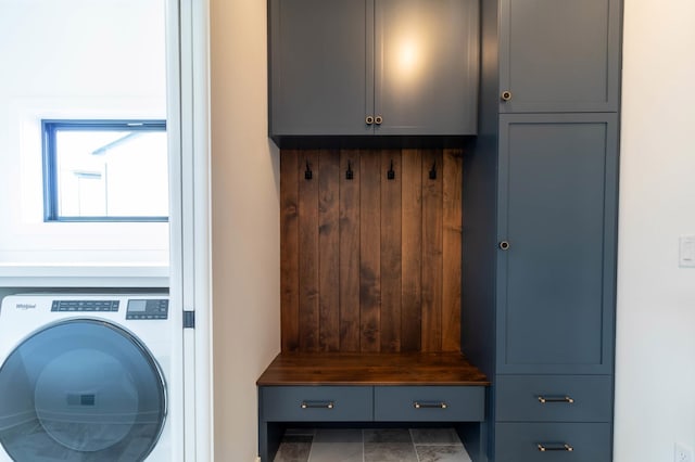 laundry area featuring cabinets and washer / dryer