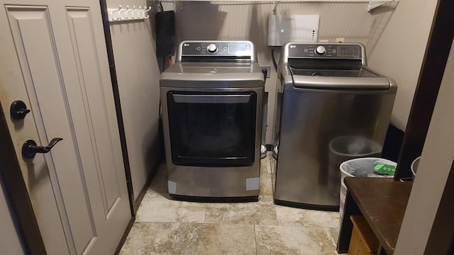 washroom featuring light tile patterned flooring and independent washer and dryer