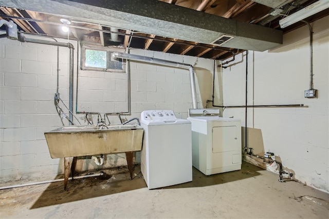 washroom featuring sink and washer and clothes dryer