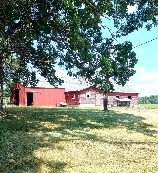 view of yard with an outbuilding