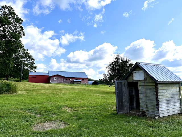 view of yard featuring a shed and an outdoor structure