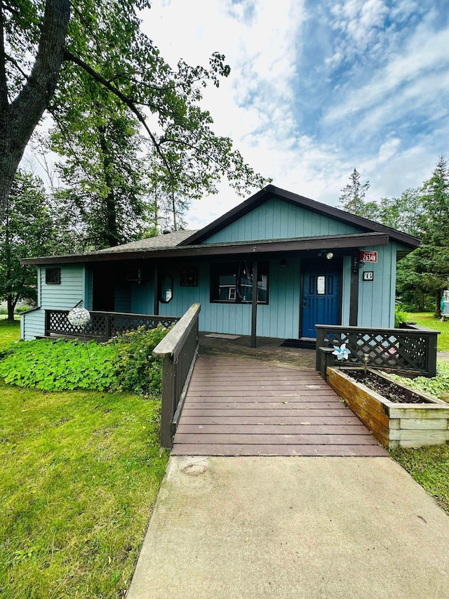 view of front of house with a porch and a front lawn