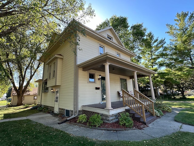 view of front of property featuring a porch and a front yard