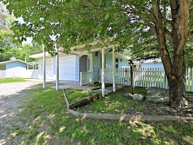 20761 Moose Point Rd, Grand Rapids, MN 55744 - view of front of house with fence and gravel driveway