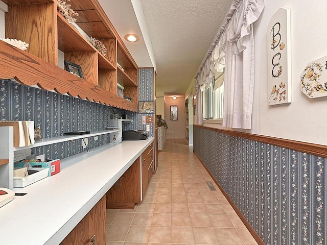20761 Moose Point Rd, Grand Rapids, MN 55744 - kitchen with wallpapered walls, brown cabinetry, visible vents, open shelves, and light countertops