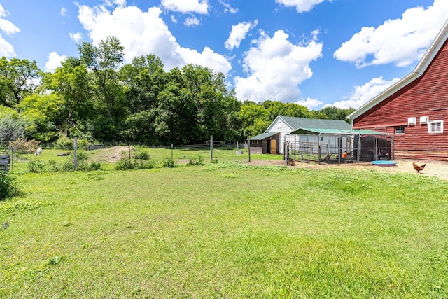 view of yard featuring an outbuilding