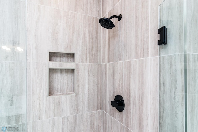 details featuring tiled shower