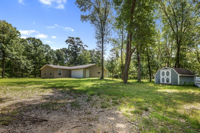 view of grassy yard featuring an outdoor structure, a shed, a garage, and view of scattered trees