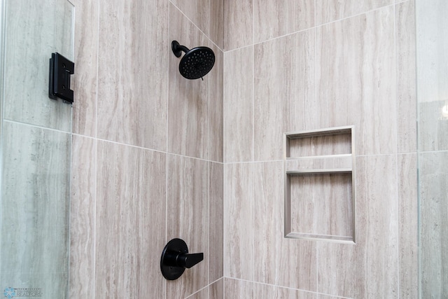 room details featuring tiled shower