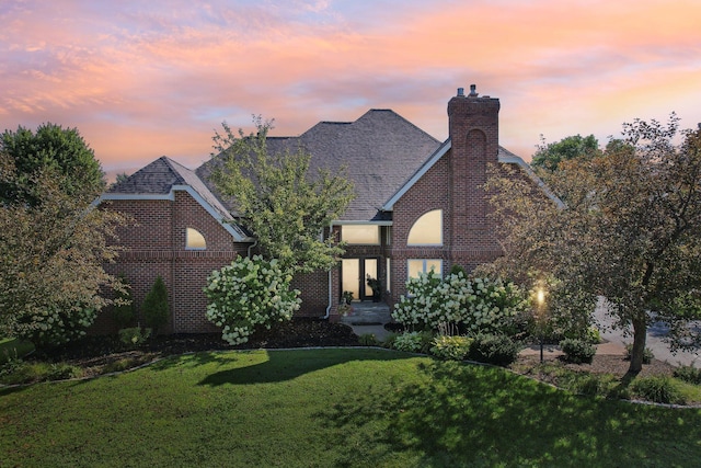 view of front facade featuring a yard