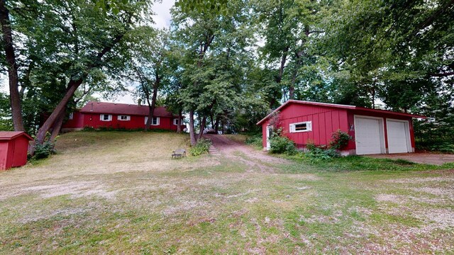 view of yard with a garage and an outdoor structure