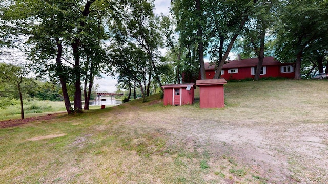 view of yard featuring an outdoor structure